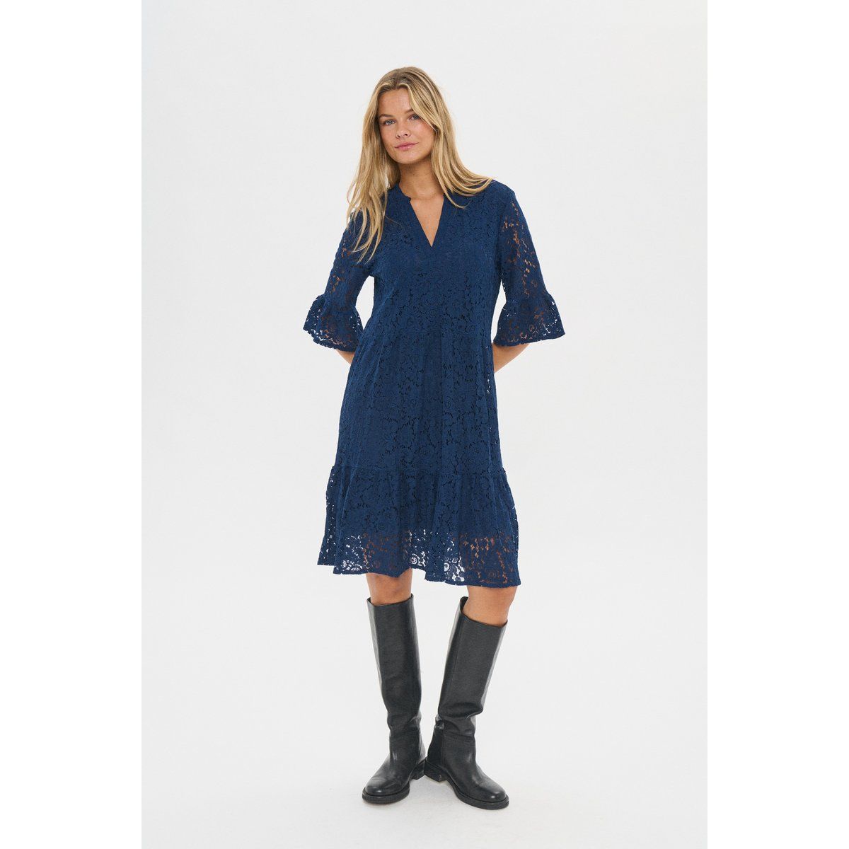Gestuftes Spitzenkleid mit Volantärmeln