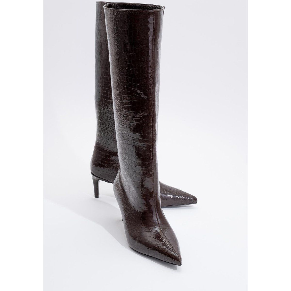 Kniehohe Stiefel mit Kroko-Prägung