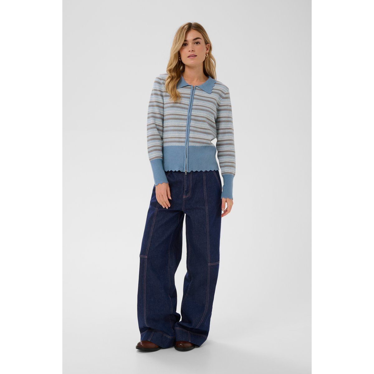 Gestreifte Strickjacke mit Wellensaum