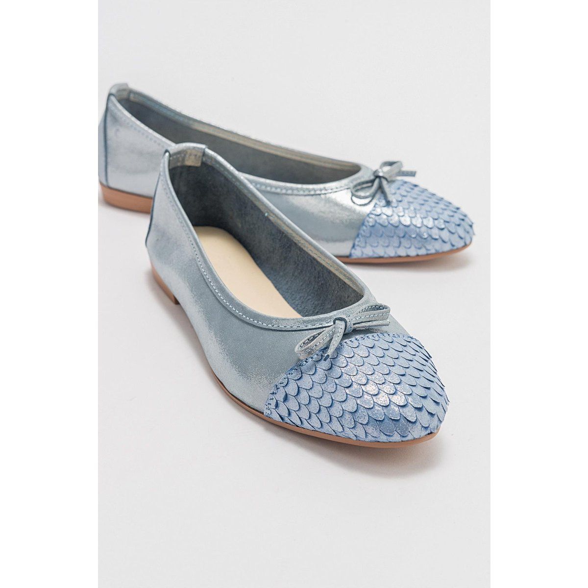 Schimmernde Leder-Ballerinas mit Kappe