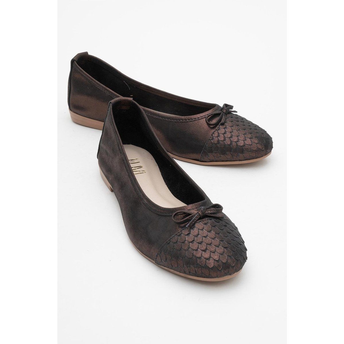 Leder-Ballerinas mit strukturierter Kappe