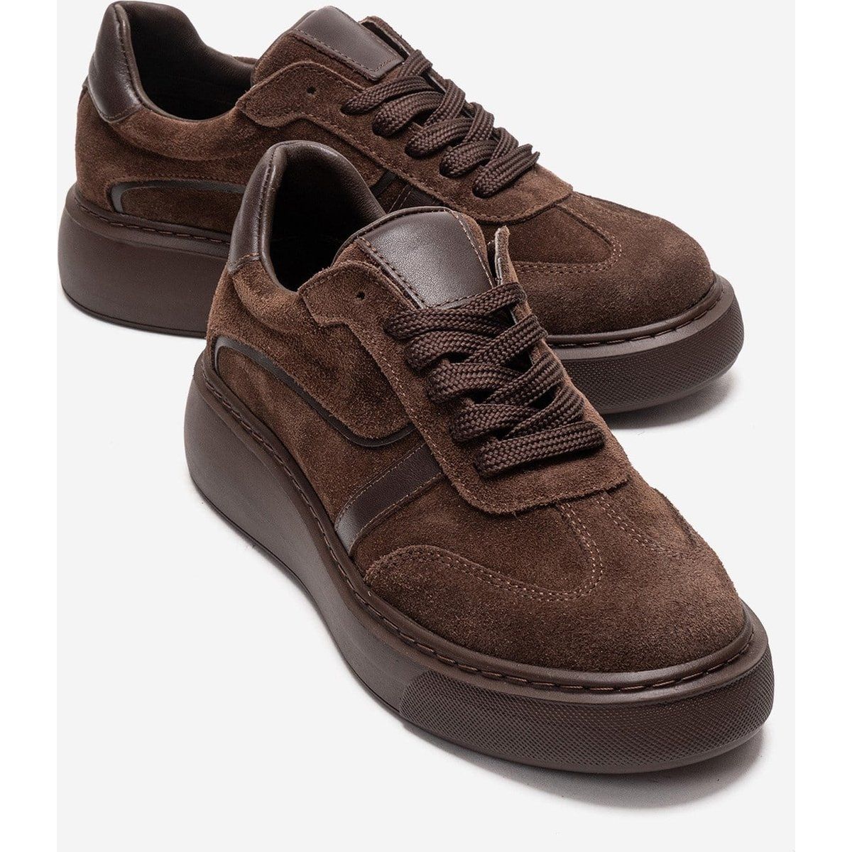 Elegante Plateausneaker aus Wildleder
