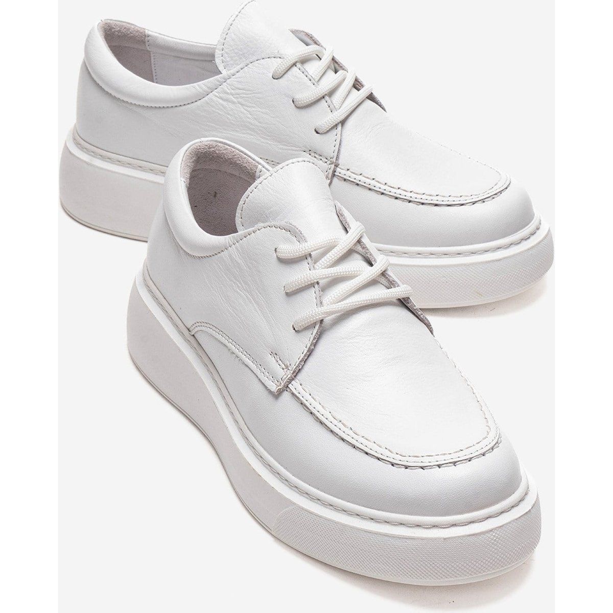 Minimalistischer Leder-Sneaker mit Mokassin-Naht