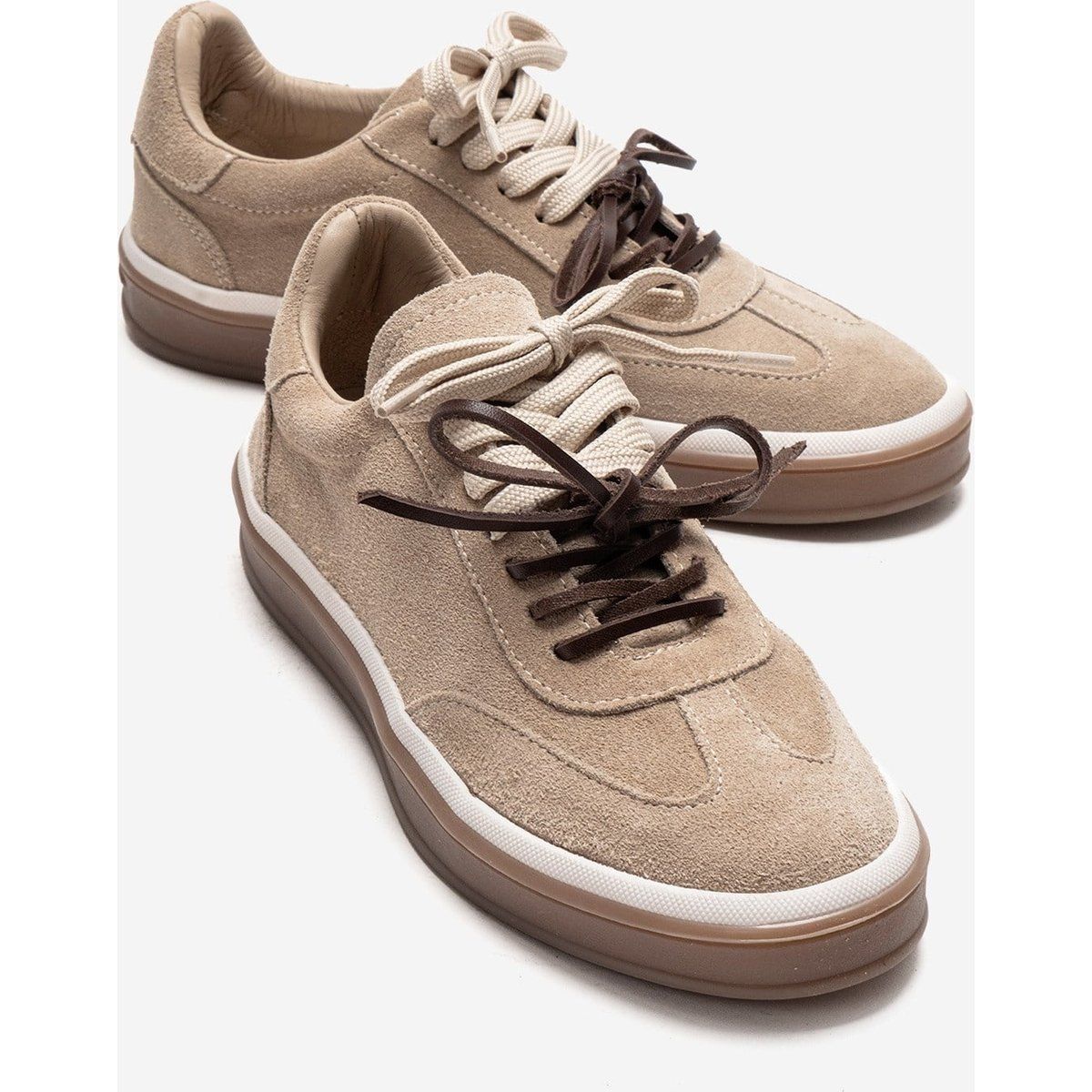 Minimalistische Low-Top Sneaker aus Wildleder