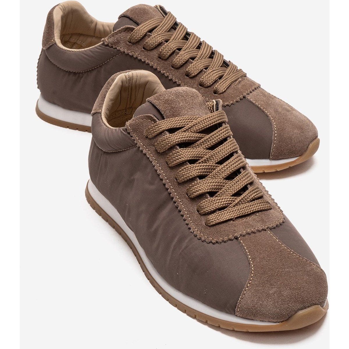 Minimalistischer Sneaker aus Leder