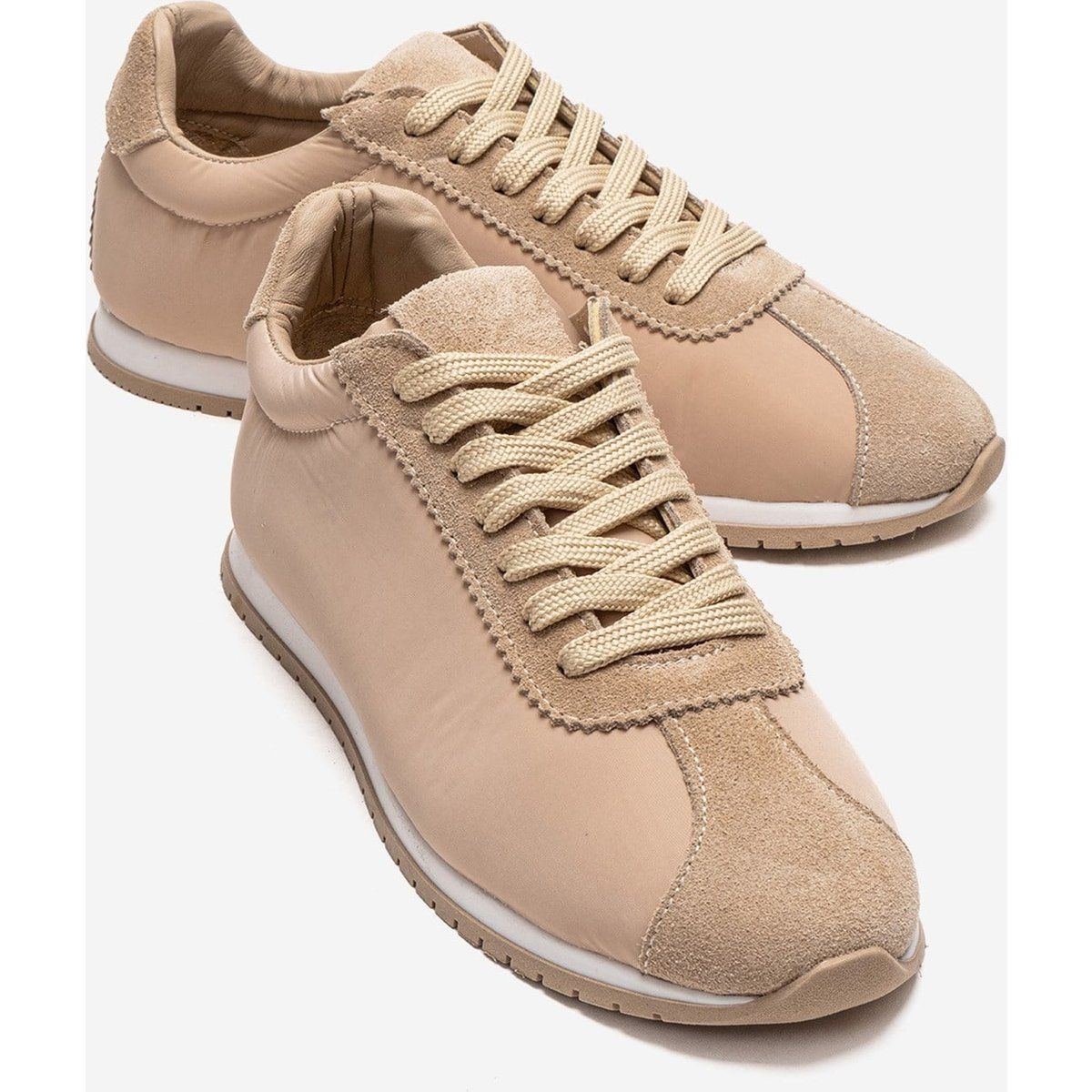 Minimalistischer Leder und Wildleder Sneaker