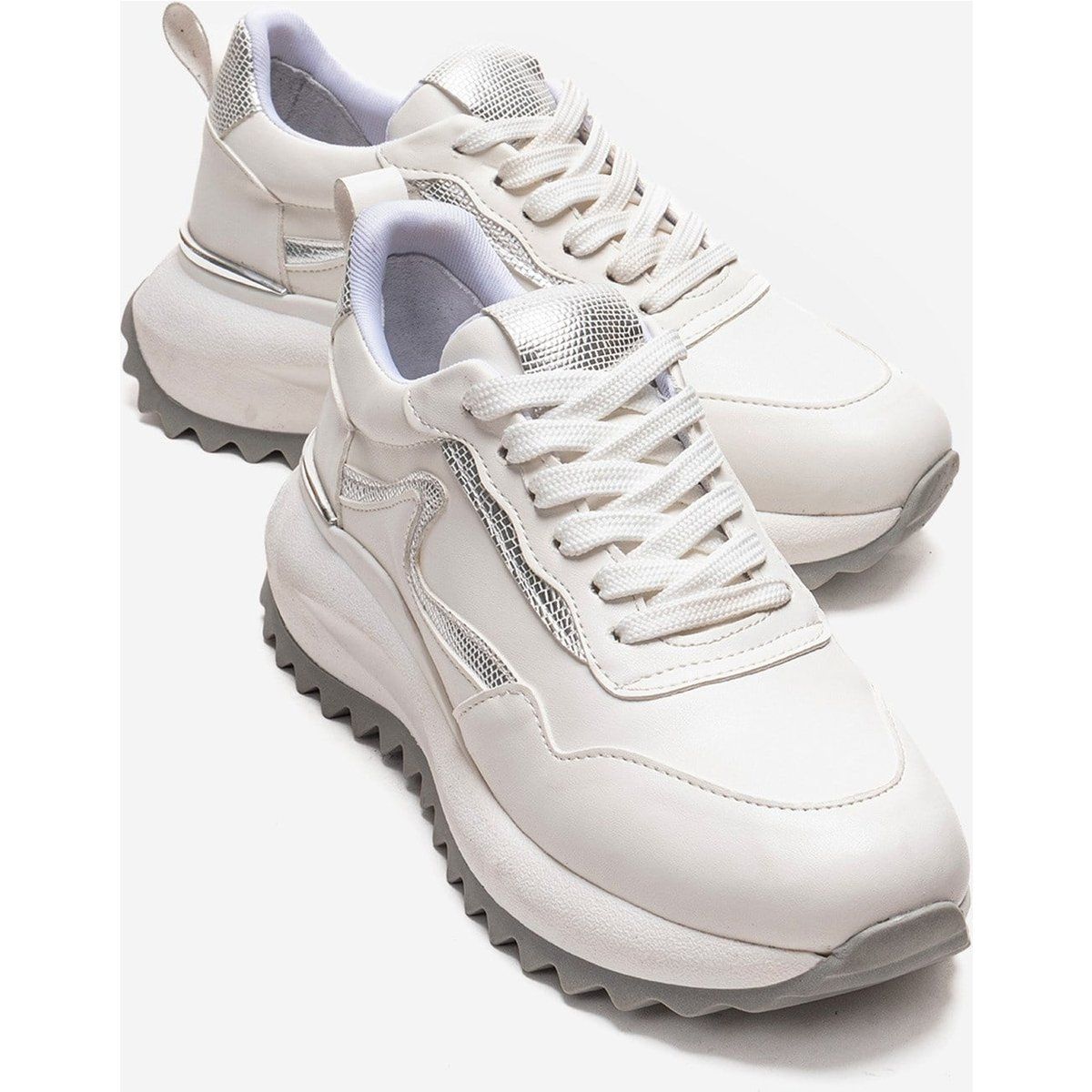 Minimalistische Plateau Sneaker mit Metallic