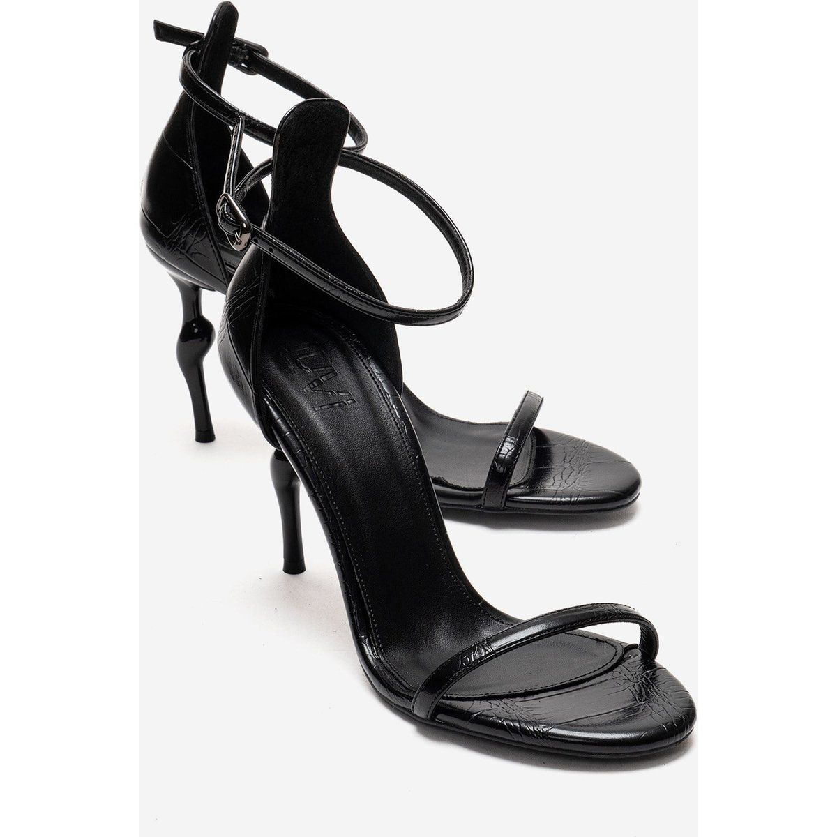 Minimalistische Stiletto-Sandaletten in Kroko-Optik