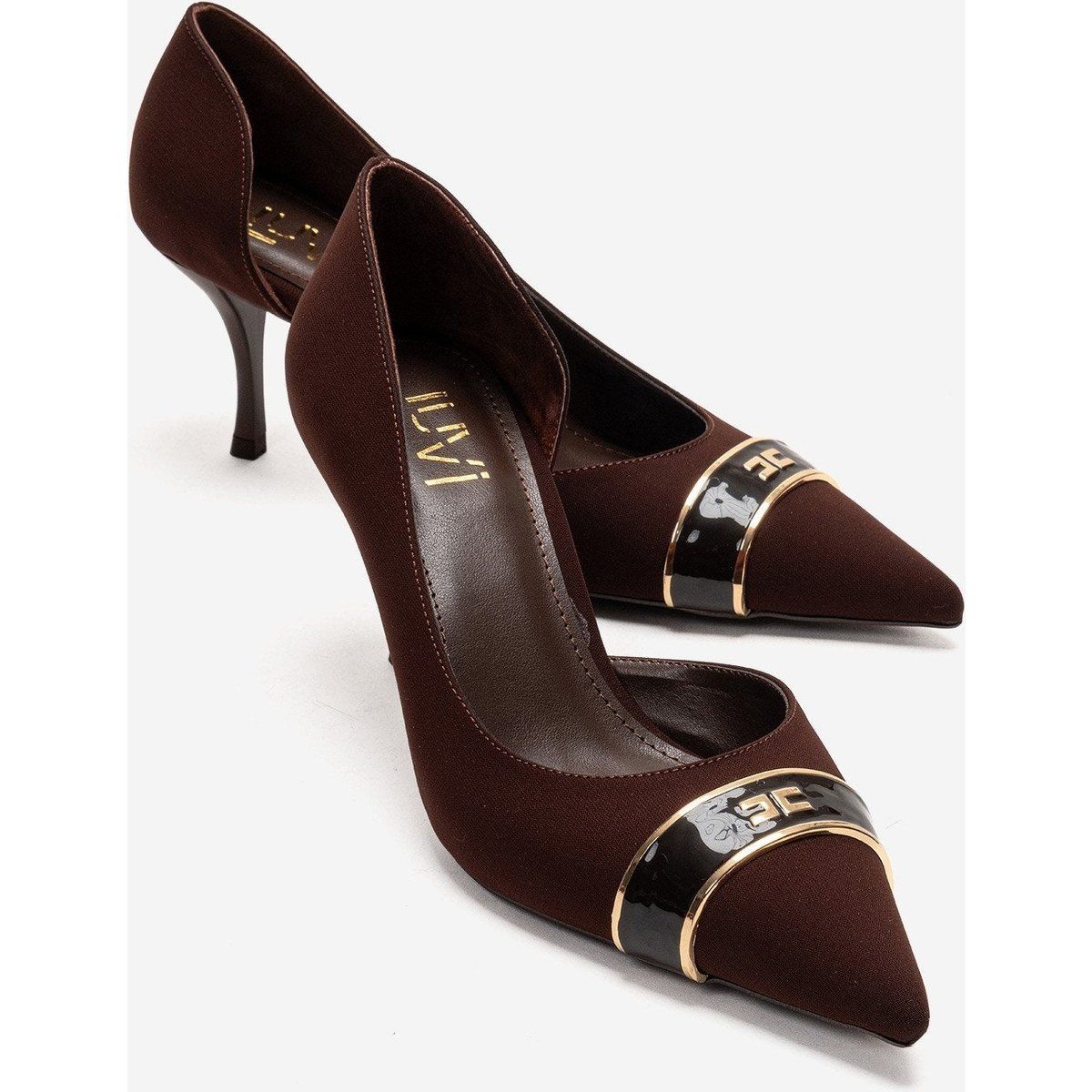 Spitze Pumps mit Logo-Band
