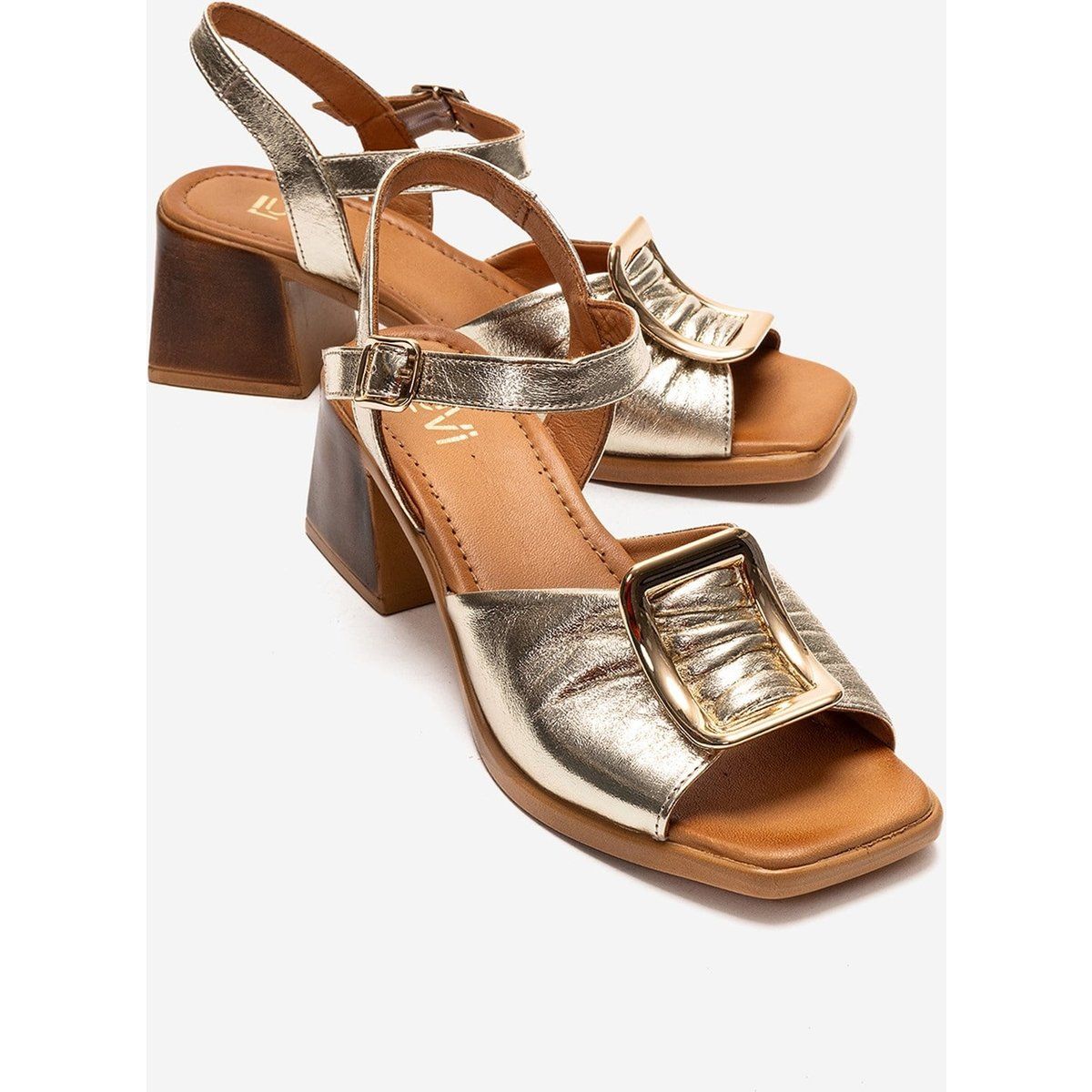 Blockabsatz-Sandalen mit Statement-Schnalle