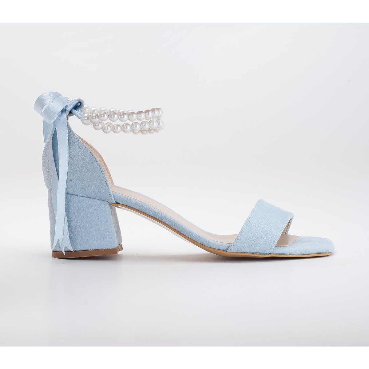 Sandalen mit Perlen und Blockabsatz