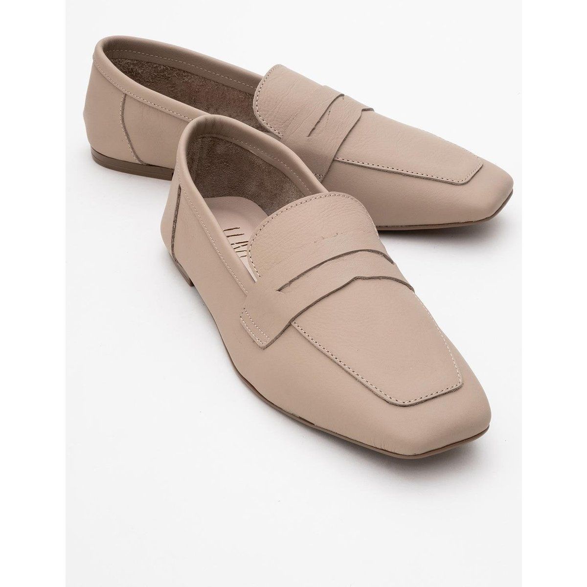 Minimalistische Penny-Loafer mit Karree-Kappe