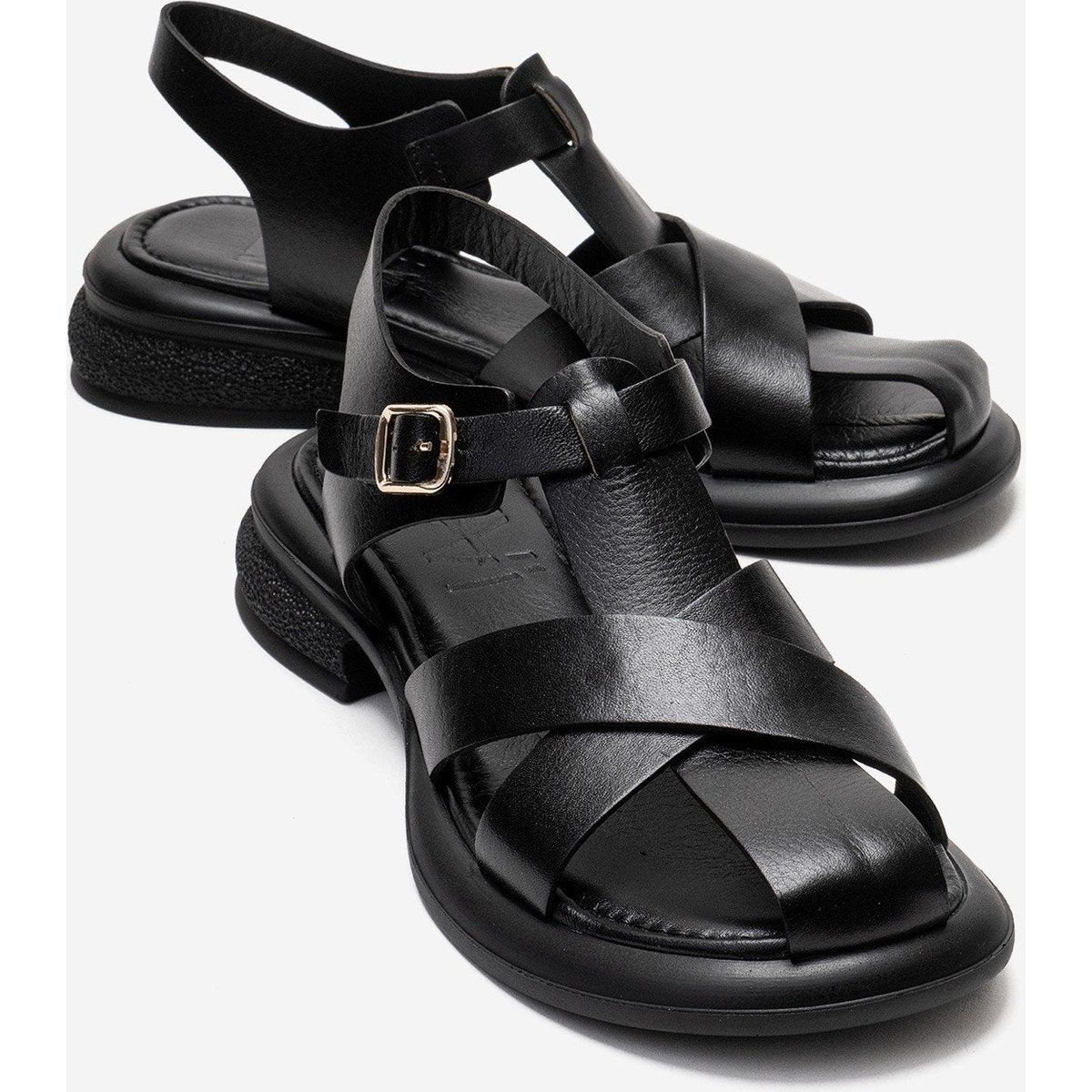 Minimalistische Leder-Sandalen mit Kreuzriemen