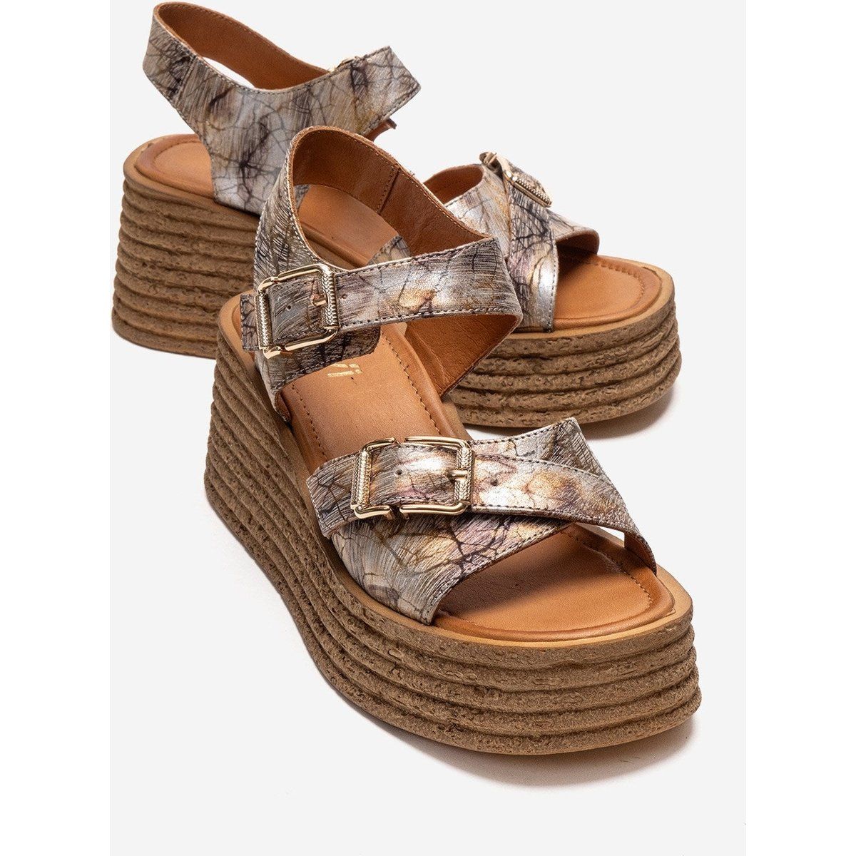 Plateau-Sandalen mit Metallic-Struktur