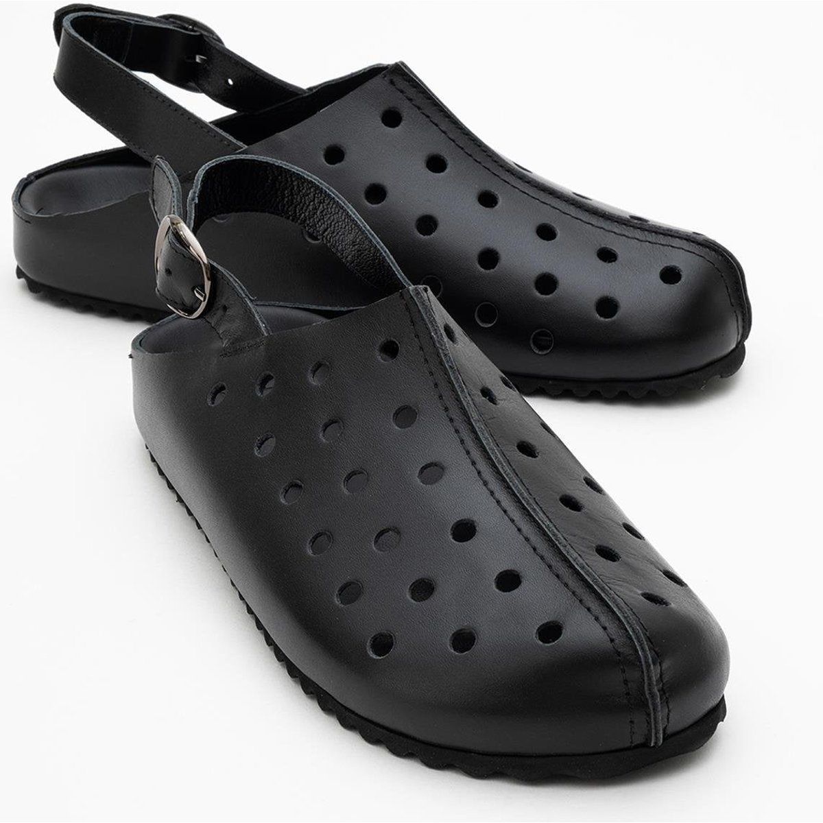 Minimalistische Lederclogs mit Lochmuster