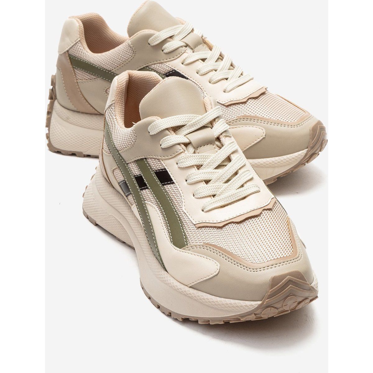 Moderner Chunky Sneaker mit Kontrastdetails