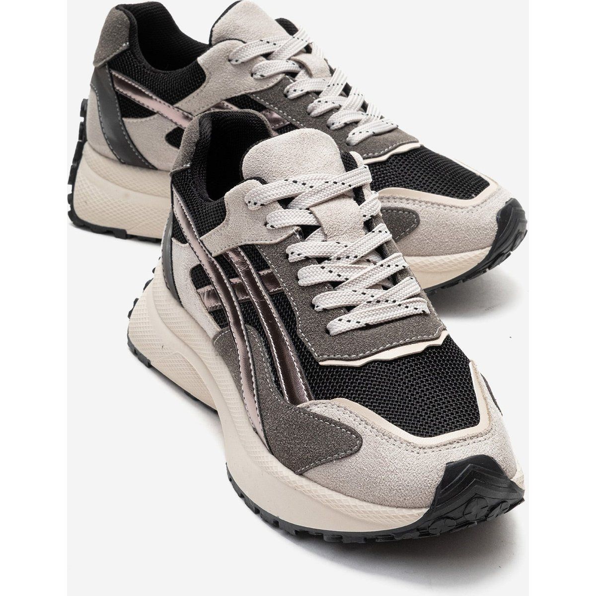 Moderner Chunky-Sneaker mit Kontrastdetails