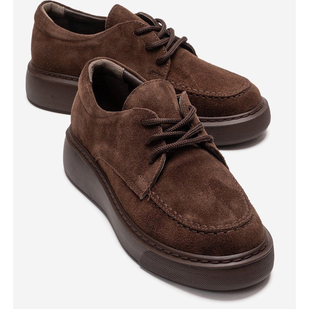 Minimalistische Wildleder-Schnürsneaker