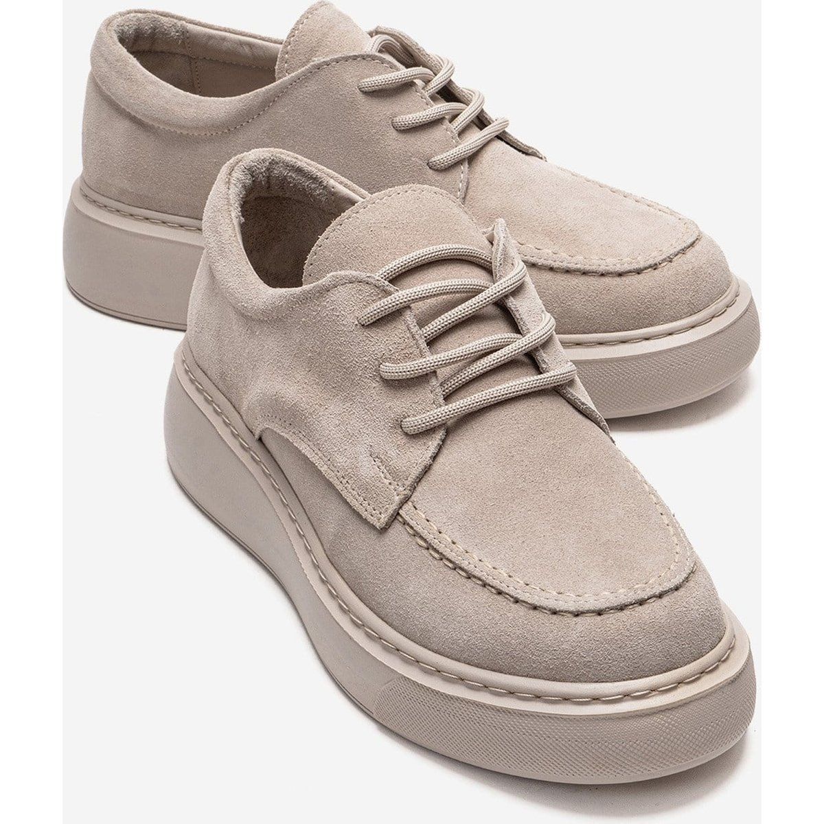 Minimalistische Plateau-Schnürschuhe aus Wildleder