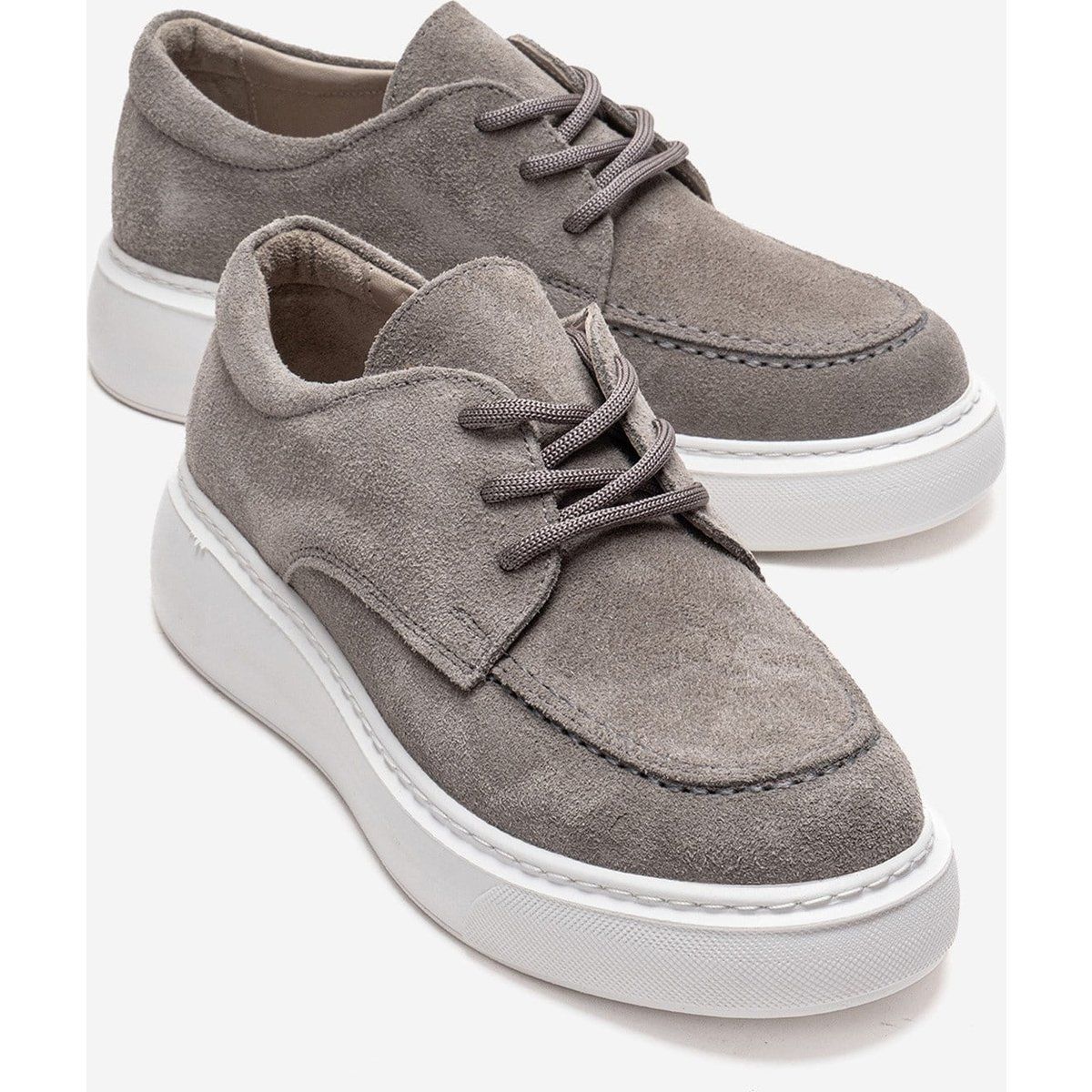 Minimalistische Moc-Toe Sneaker aus Veloursleder
