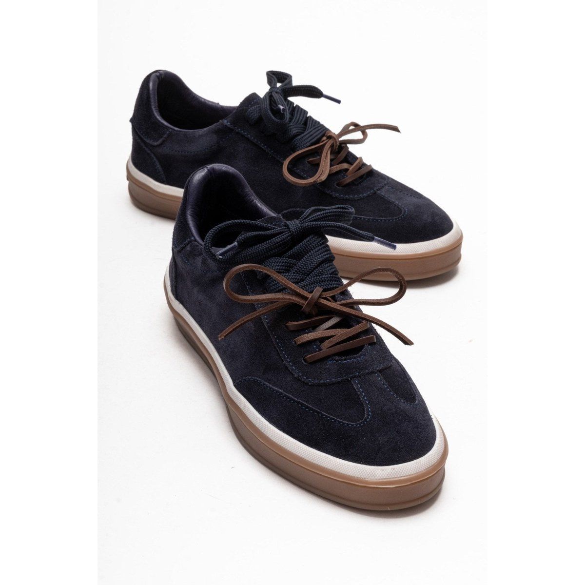 Premium-Sneaker aus Wildleder