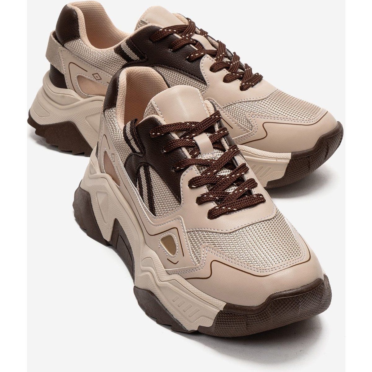 Klobiger Plateausneaker mit Materialmix