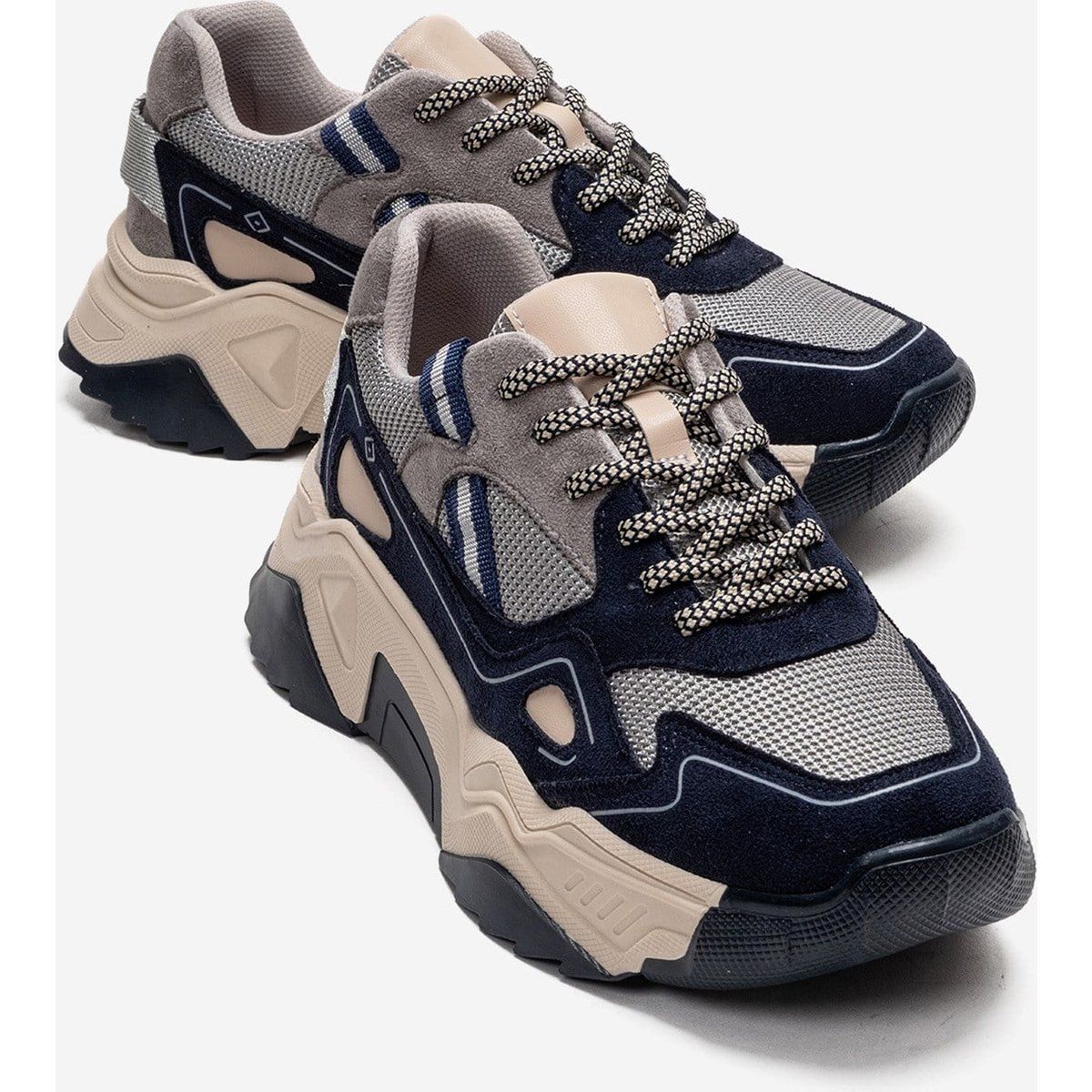 Dynamischer Chunky Sneaker im Materialmix