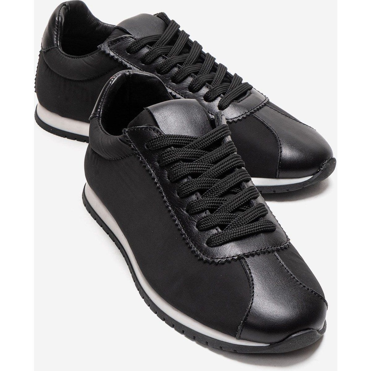 Schlanker Leder-Sneaker für den Alltag