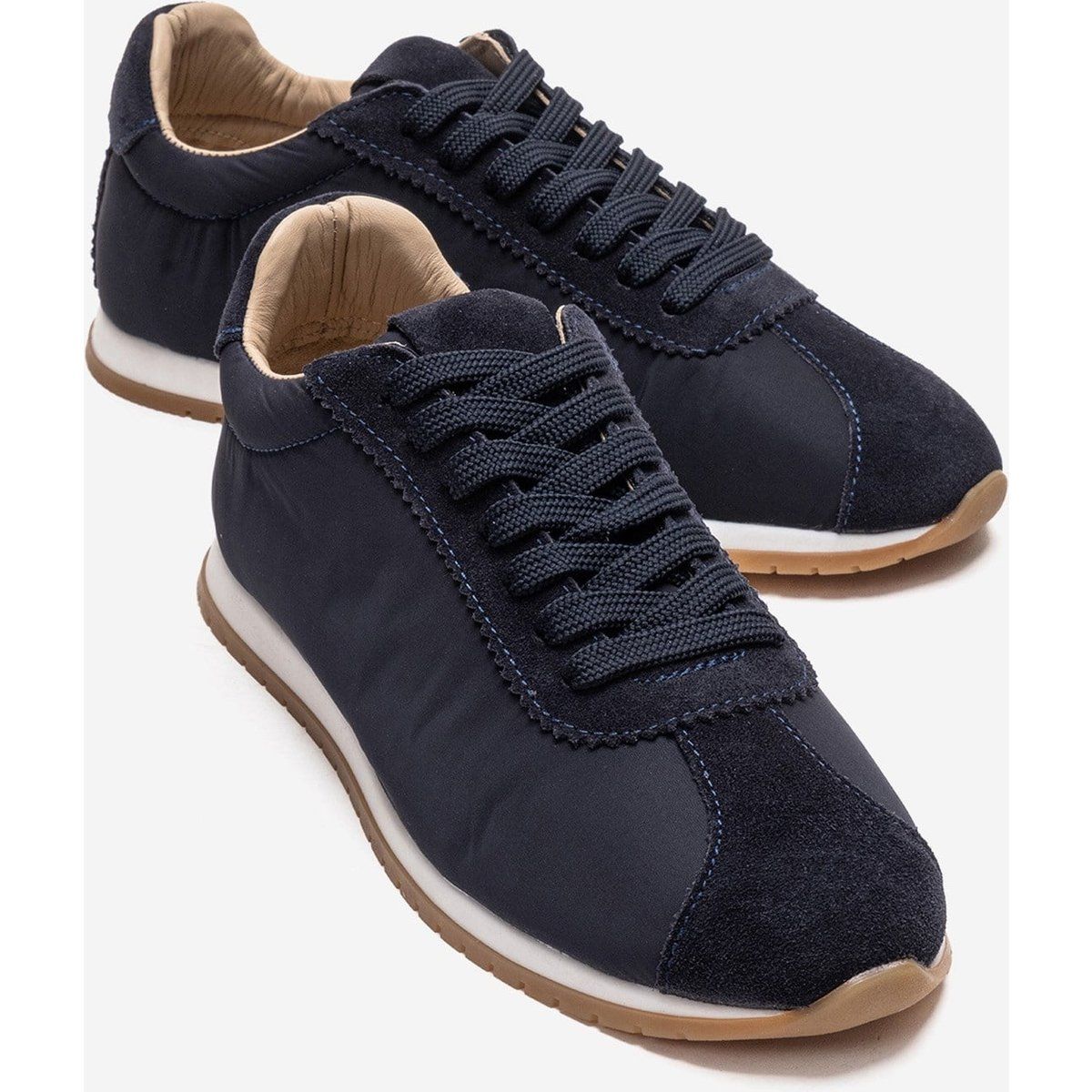 Minimalistischer Leder- und Wildledersneaker