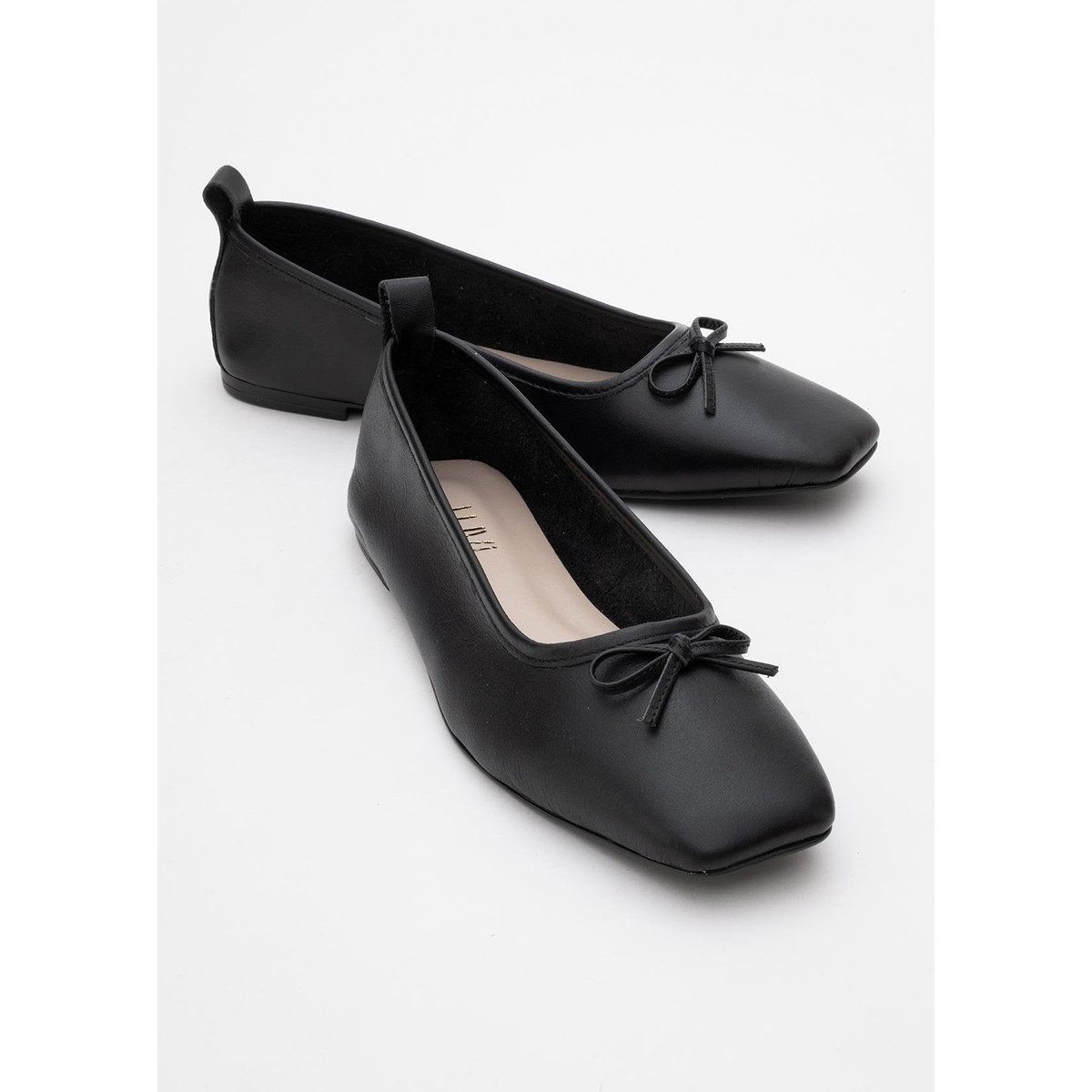 Lederballerinas mit Karree-Zehenpartie und Schleife