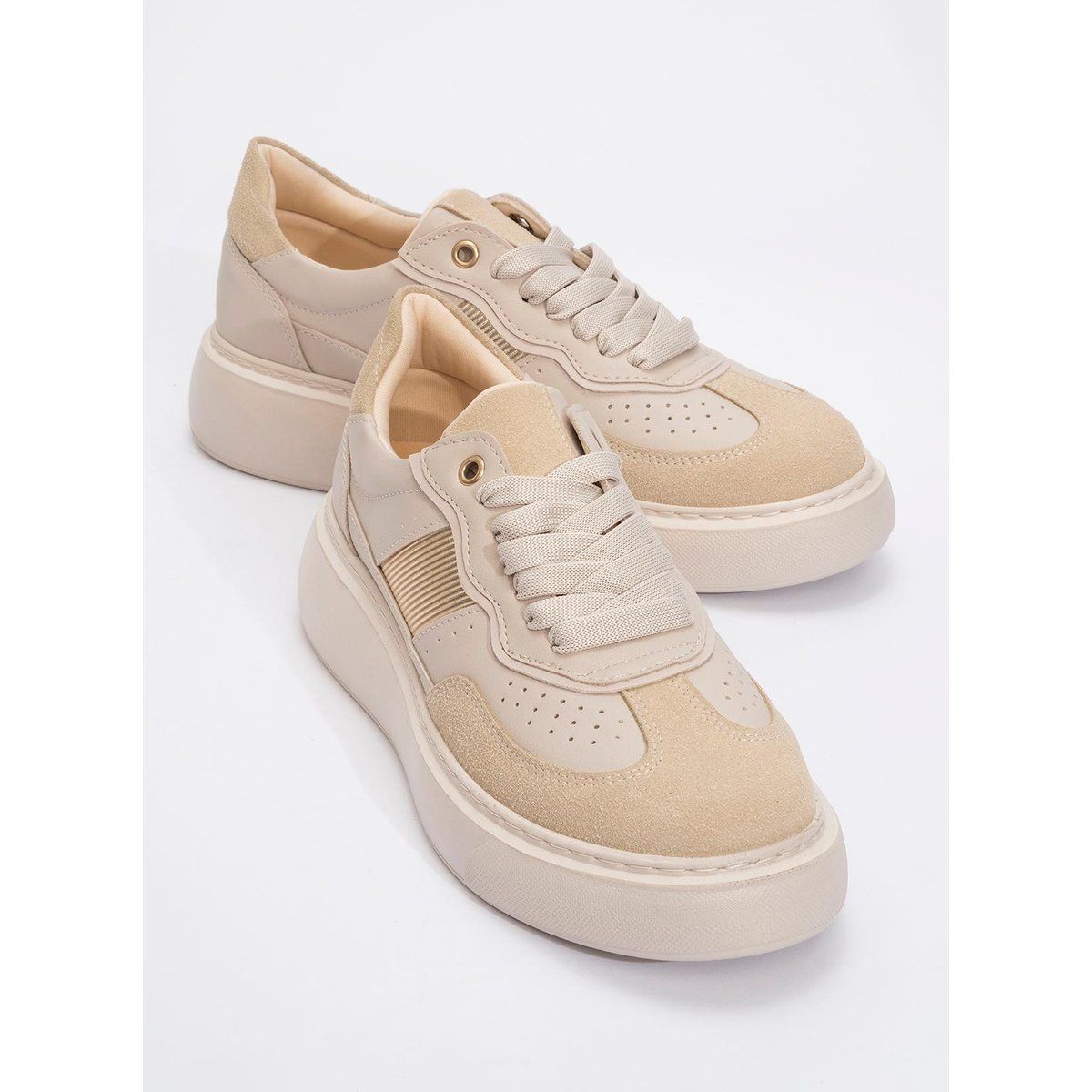 Plateau-Sneaker aus Materialmix