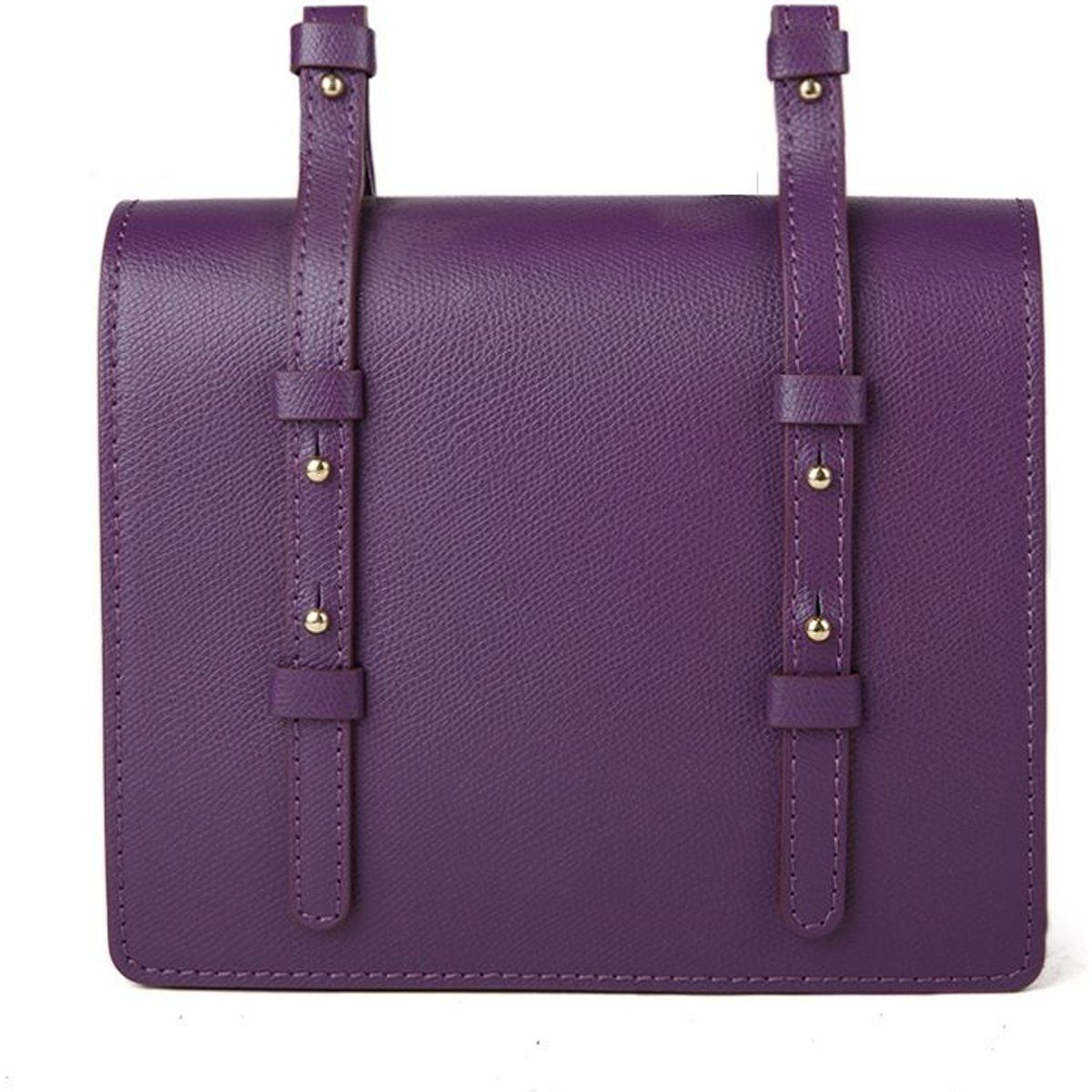 Strukturierte Überschlagtasche mit verzierten Riemen