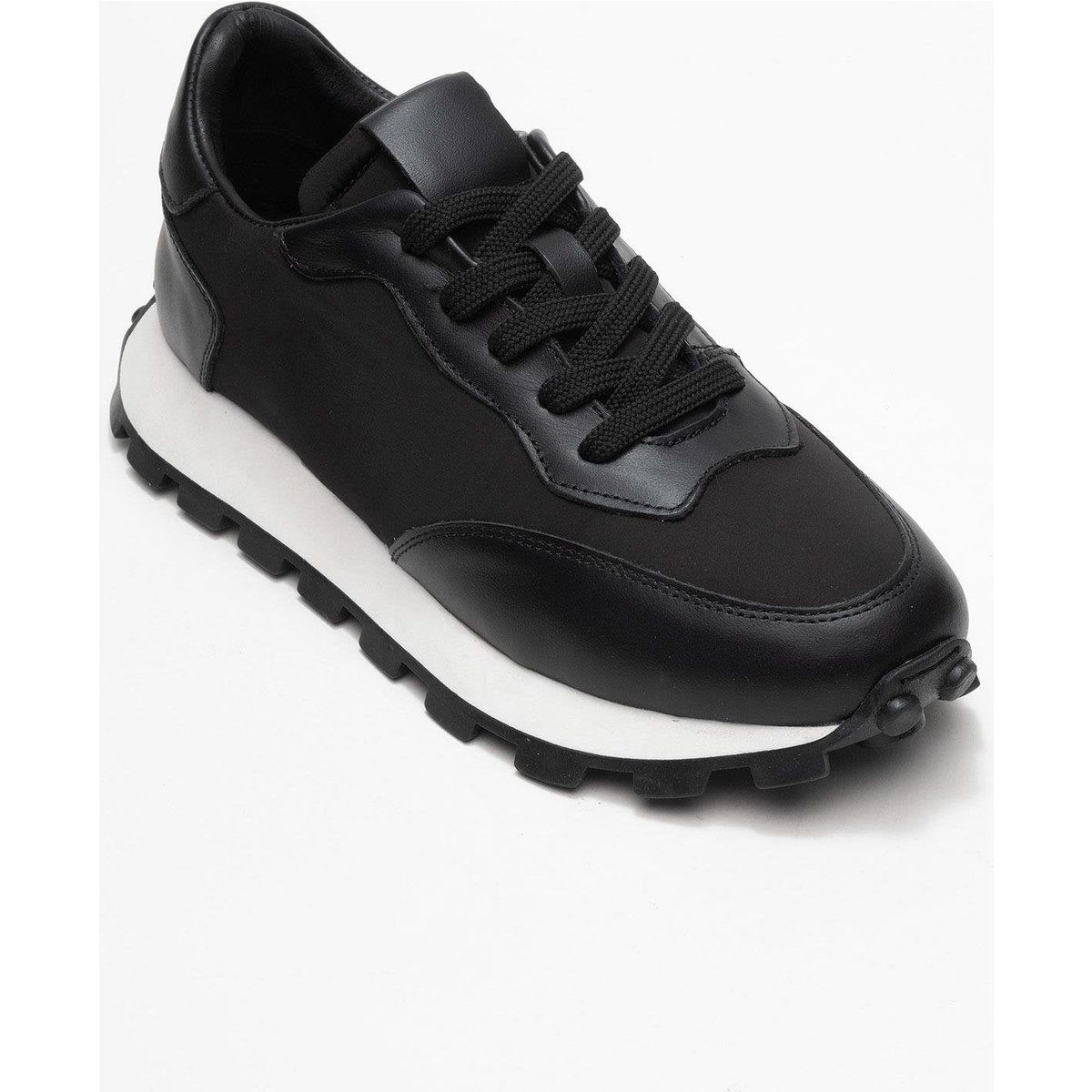 Minimalistische Leder-Sneaker mit Profilsohle