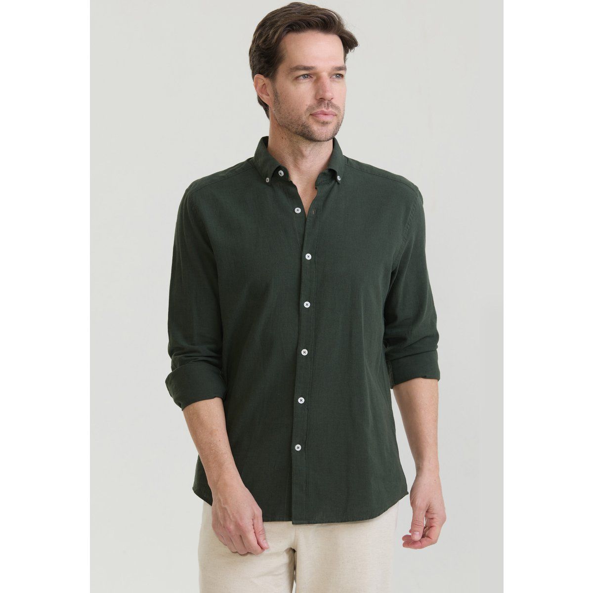 Minimalistisches Langarm-Button-Down-Hemd