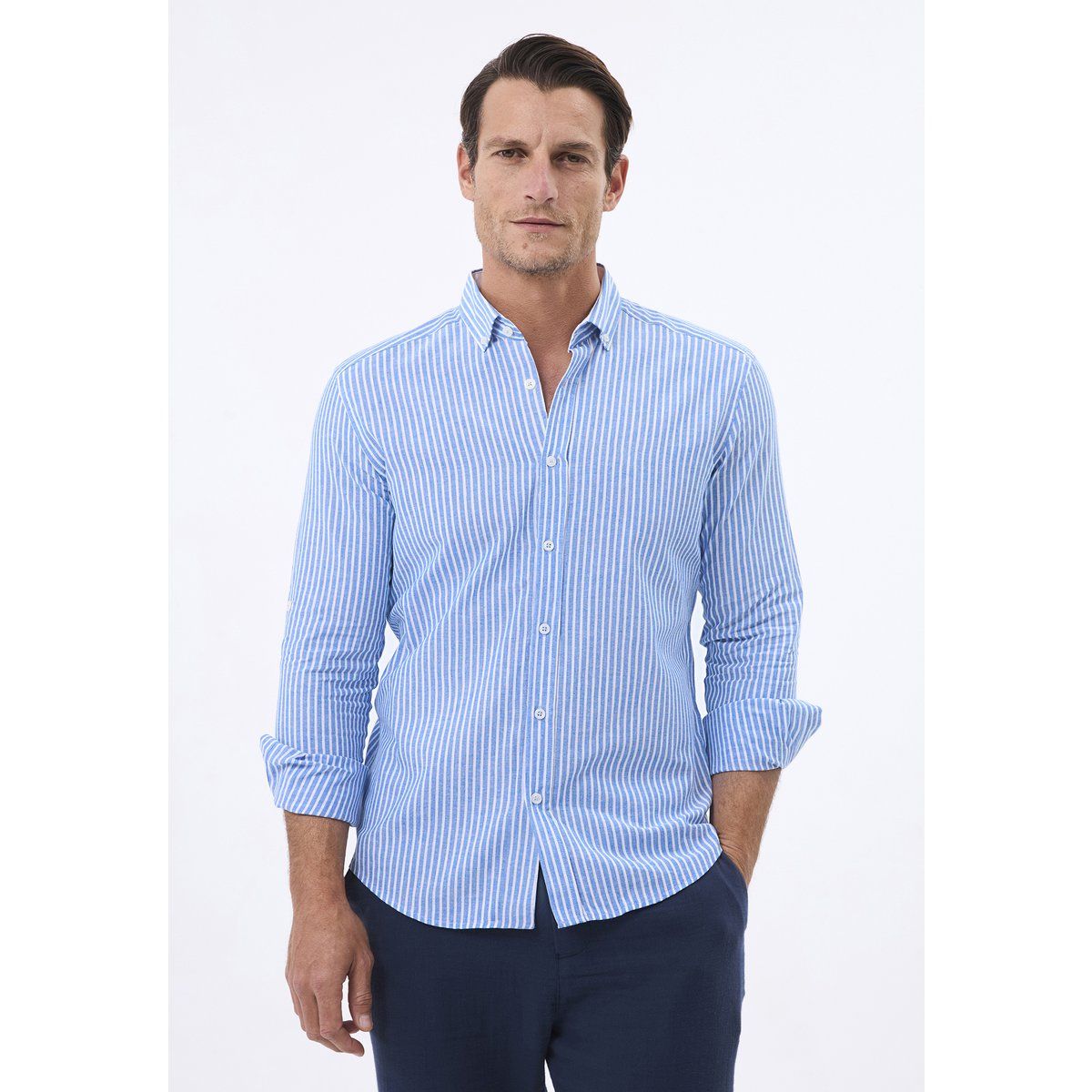 Klassisches vertikal gestreiftes Button-Down