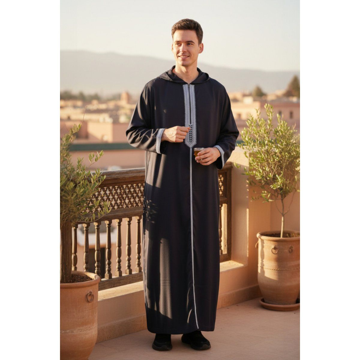 Traditionelle bestickte Djellaba mit Kapuze
