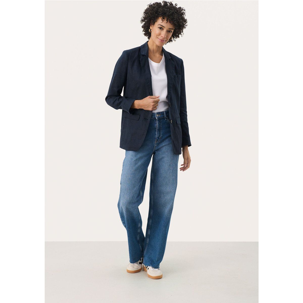 Klassischer Navy-Blazer mit geradem Schnitt