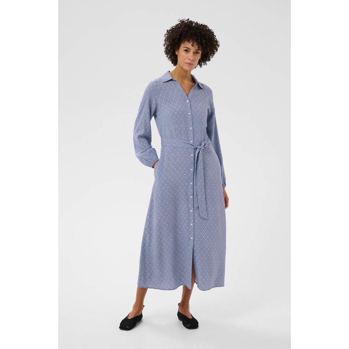 Gemustertes Hemdblusenkleid mit Gürtel