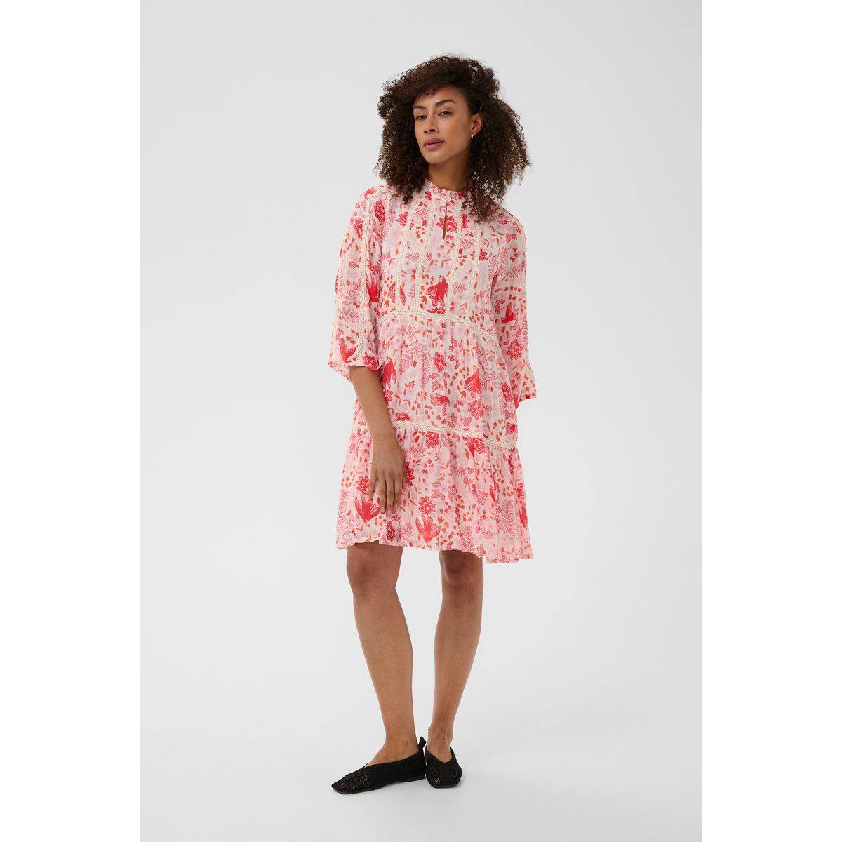 Gestuftes Blumen-Minikleid mit Spitze