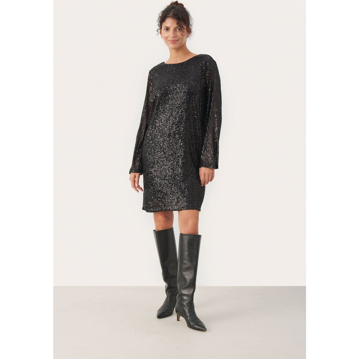 Gerades Kleid mit schimmernden Pailletten