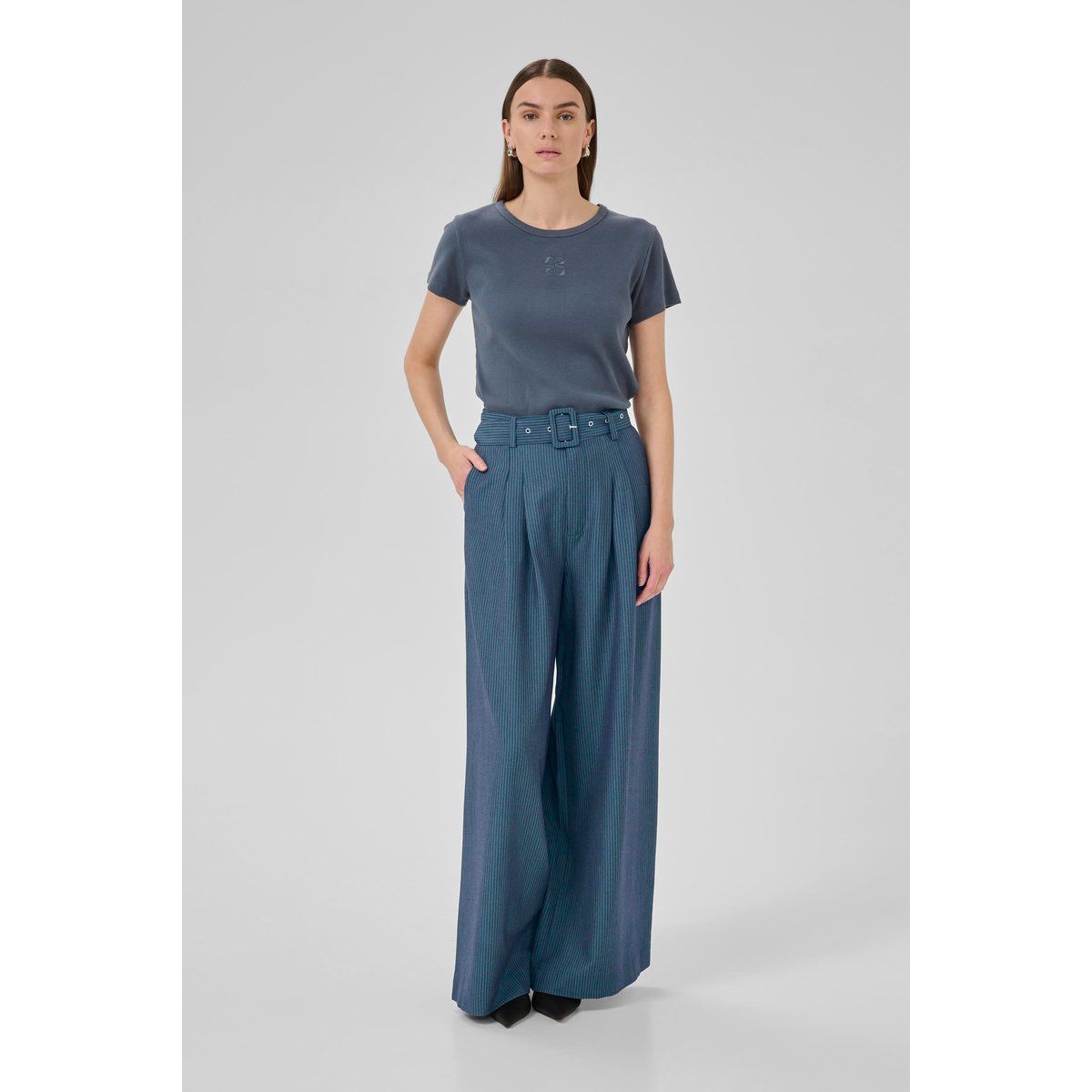Nadelstreifen-Hose mit weitem Bein