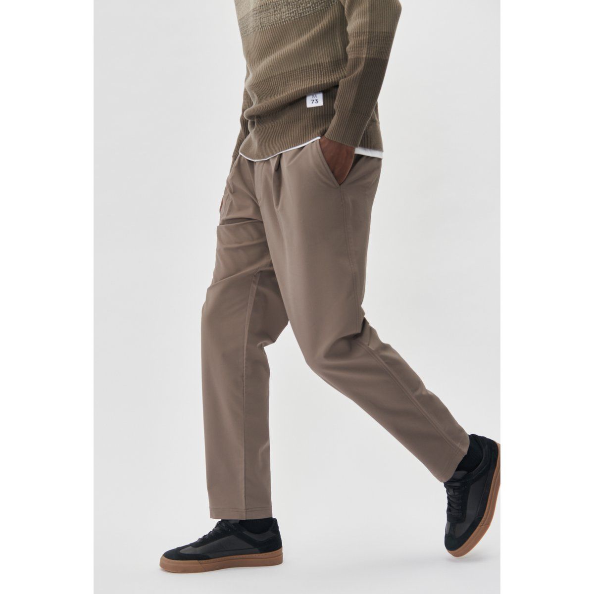 Moderne Bundfaltenhose mit geradem Bein