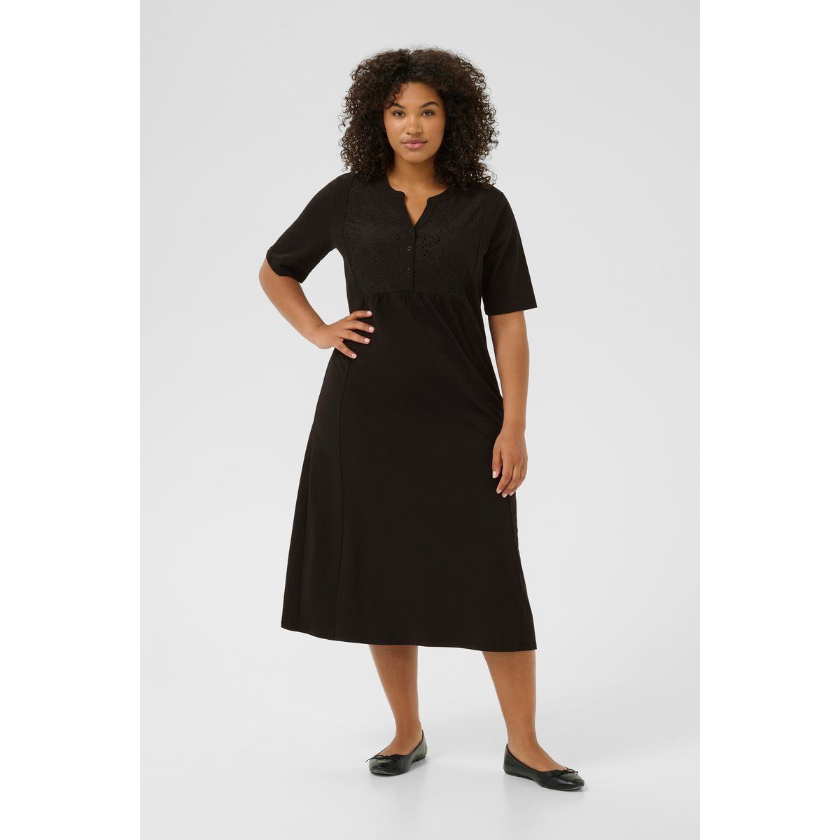 Kurzarm-Jerseykleid mit Stickereien
