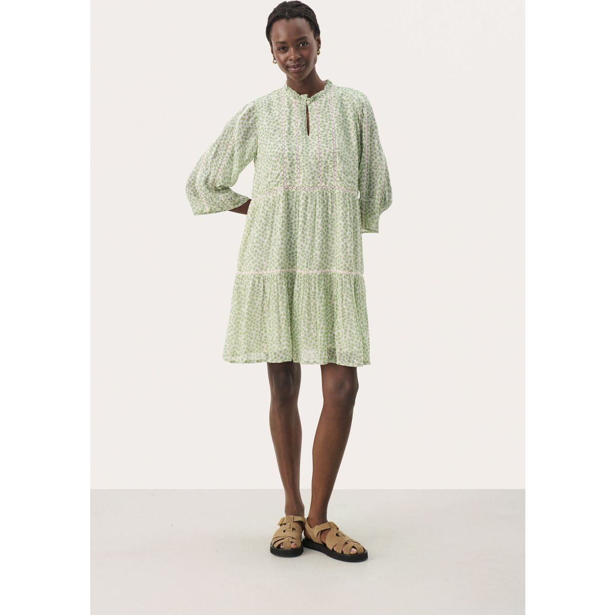 Gestuftes Mini-Hängerkleid mit Blumenmuster