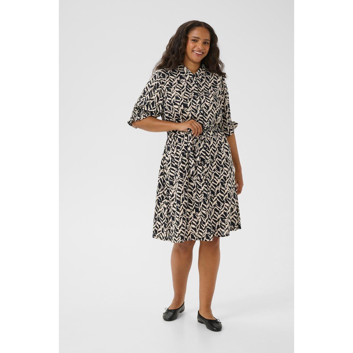Gemustertes Hemdblusenkleid mit Bindegürtel