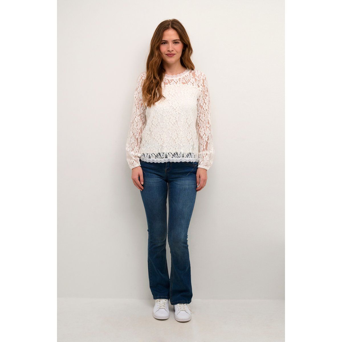 Zarte langärmlige florale Spitzebluse