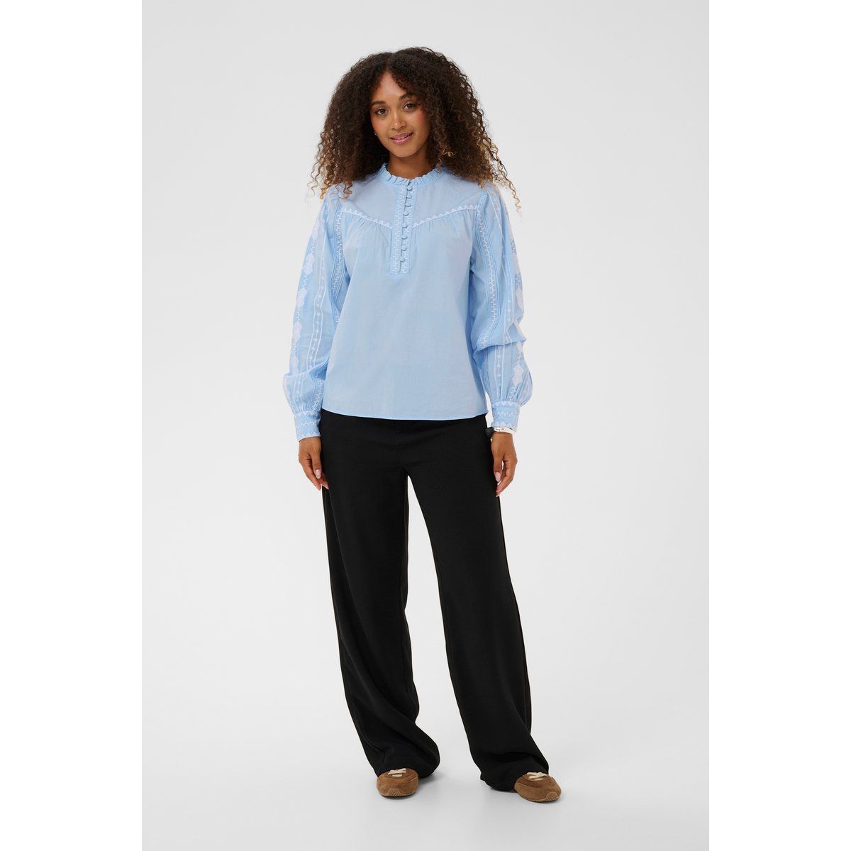 Bestickte Bluse mit Rüschenkragen