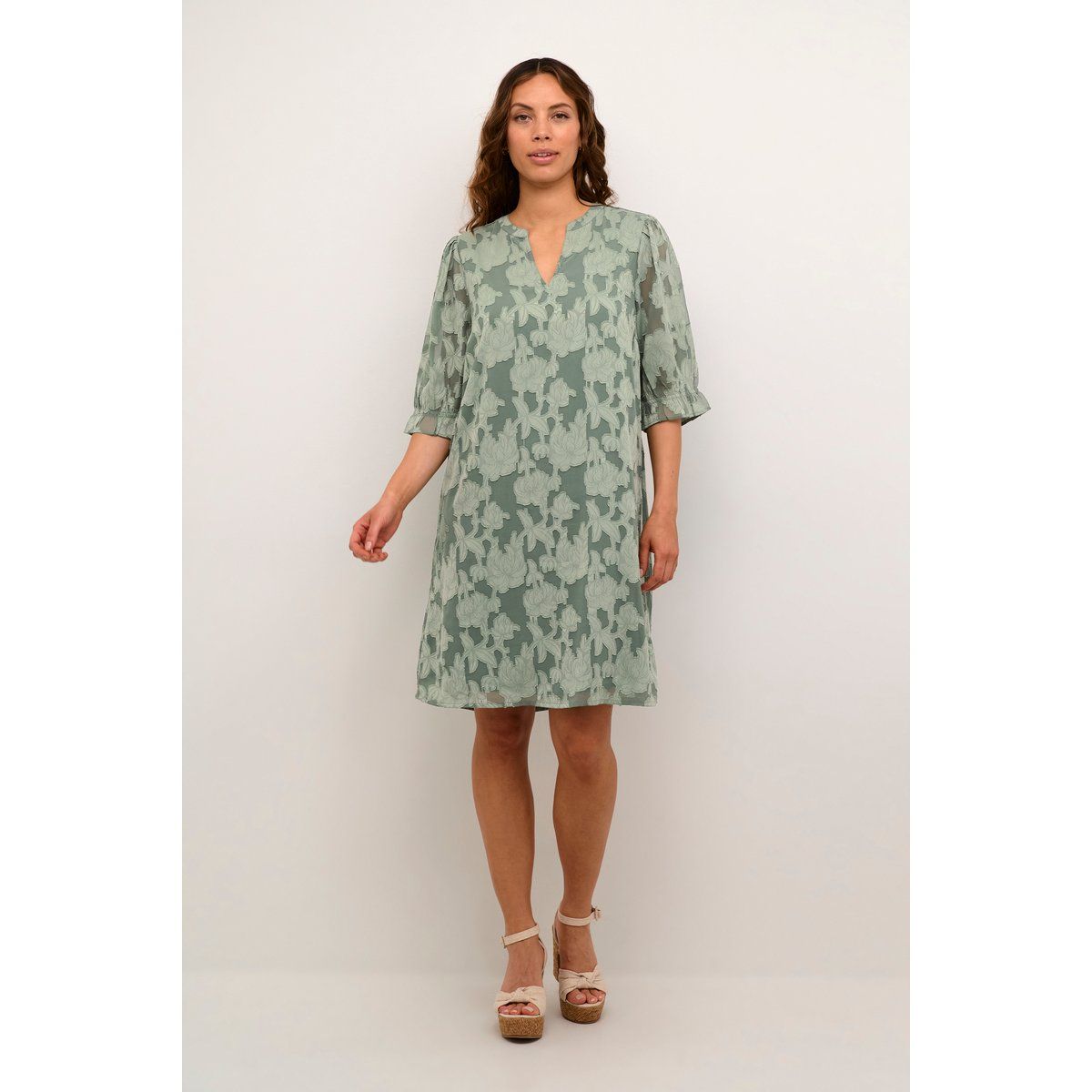 Strukturiertes Blumenkleid mit V-Ausschnitt