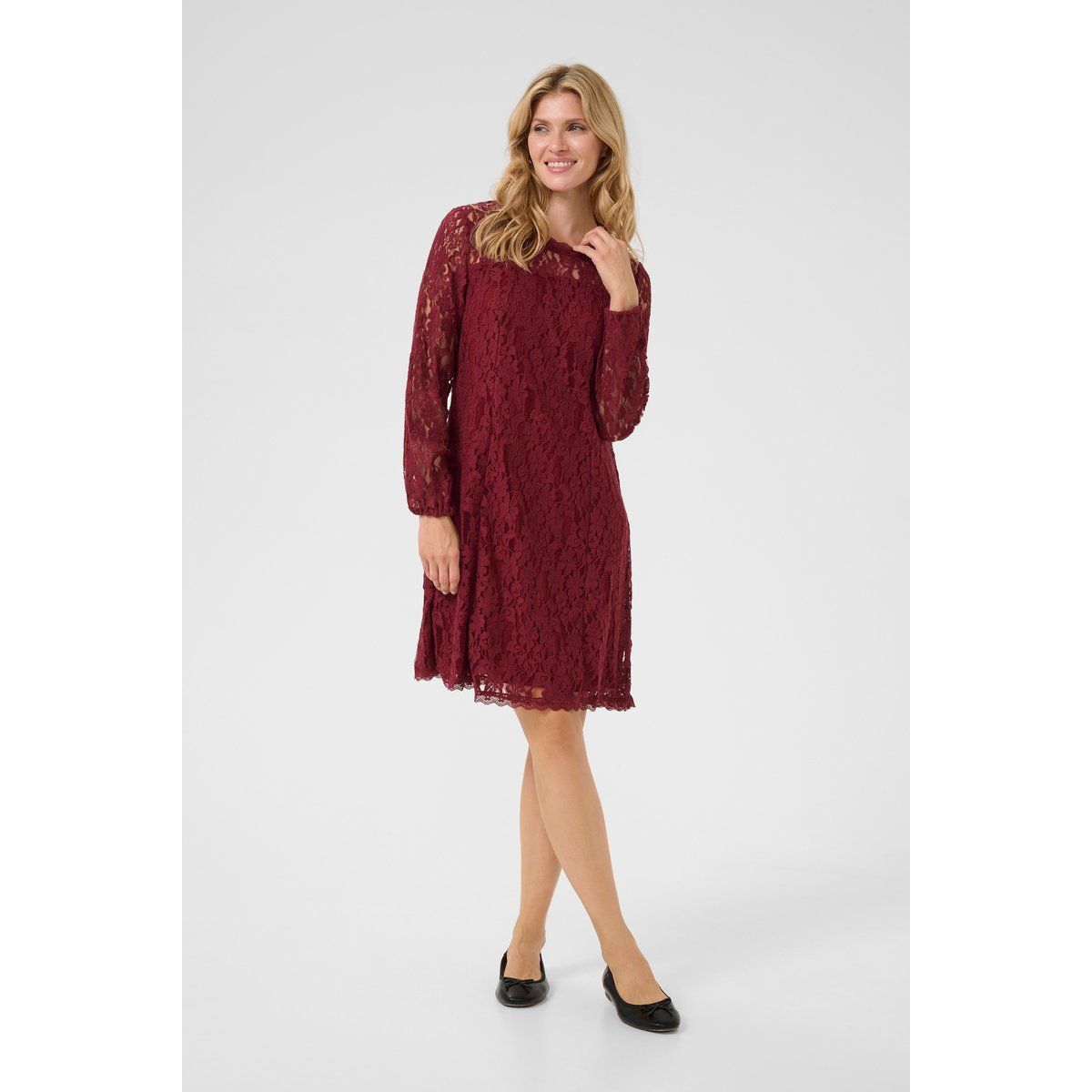 Feminines Spitzenkleid mit langen Ärmeln