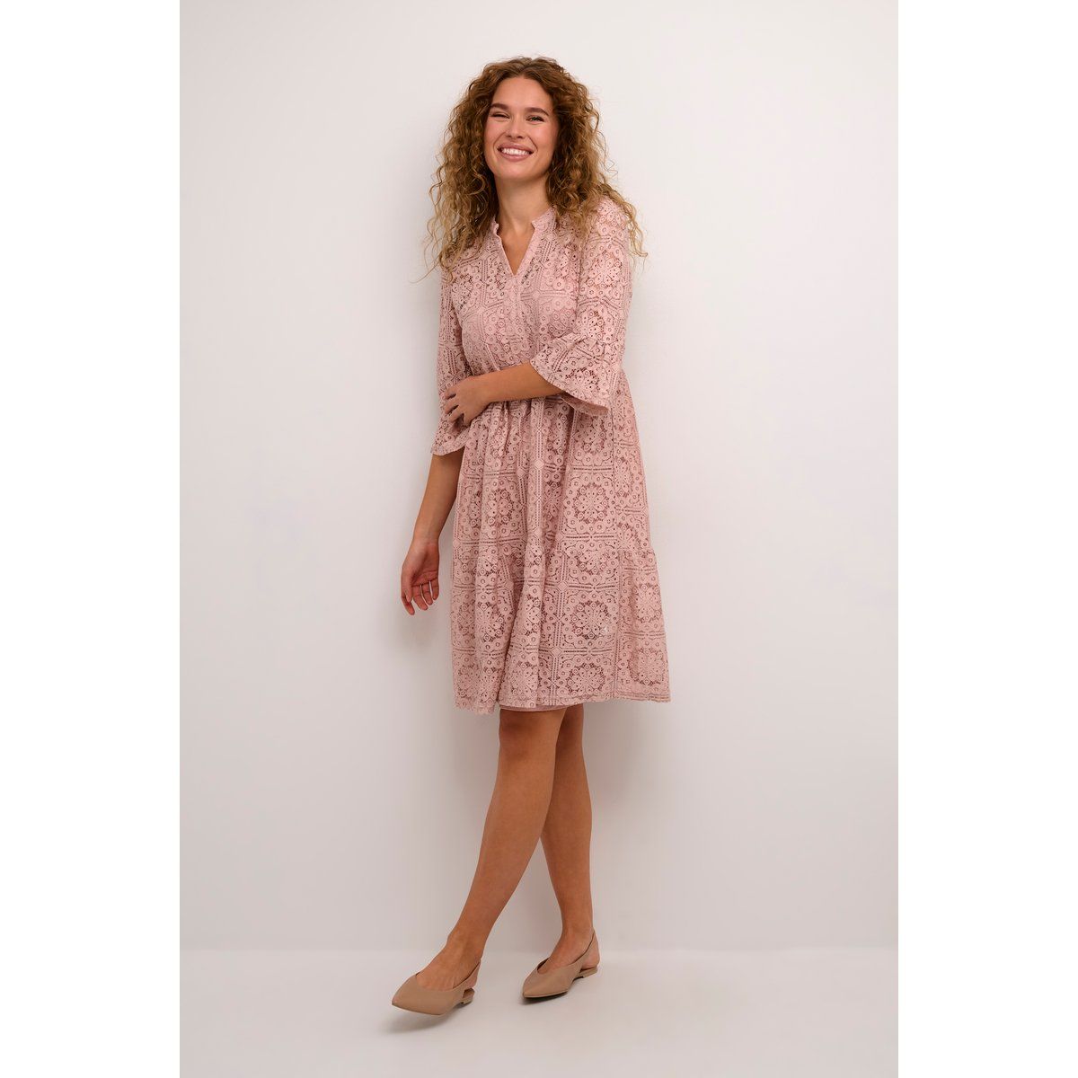 Gestuftes A-Linien-Kleid aus Spitze